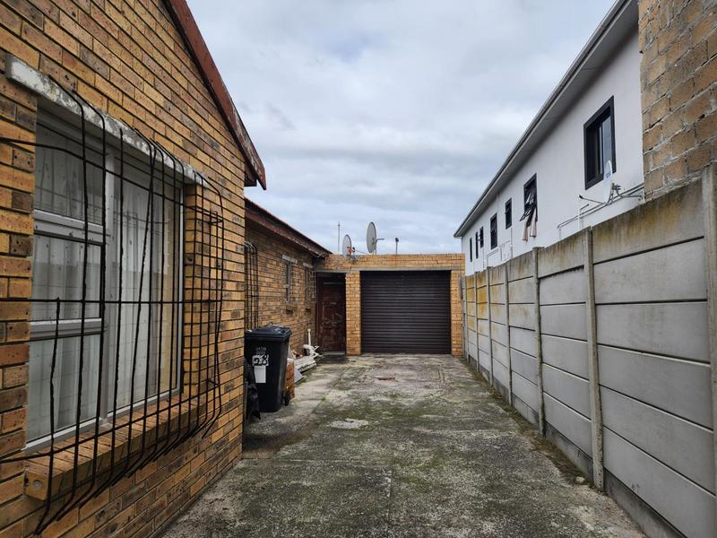 6 Bedroom Property for Sale in Zeekoevlei Western Cape